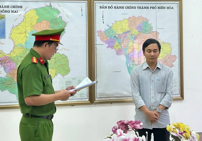 Cơ quan điều tra đọc lệnh bắt tạm giam Lương Quang Huy.