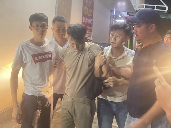 Nghi can Nguyễn Trung Thành (giữa) bị các trinh sát bắt giữ.
