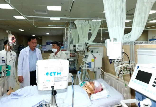 Lãnh đạo tỉnh Đồng Nai thăm hỏi một nạn nhân vụ tai nạn điều trị tại Bệnh viện đa khoa Đồng Nai vào ngày 30/9.