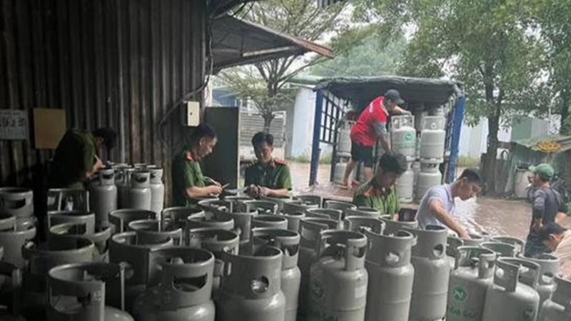 Lực lượng công bắt quả tang sang chiết gas trái phép tại Công ty trách nhiệm hữu hạn Toàn Năng Phát.