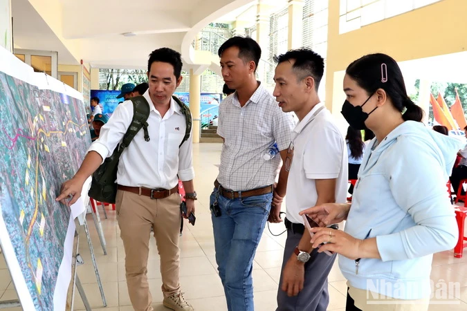 Người dân trong vùng dự án xem bản đồ đường cao tốc Biên Hòa-Vũng Tàu.