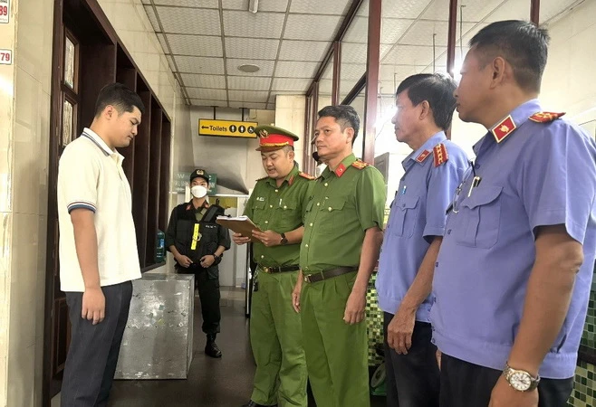 Cơ quan điều tra và Viện Kiểm sát nhân dân huyện Định Quán thi hành bắt tạm giam Lê Dương.