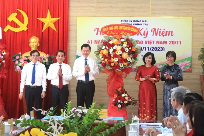Bí thư Tỉnh ủy Đồng Nai Nguyễn Hồng Lĩnh trao tặng lẵng hoa chúc mừng Trường Chính trị tỉnh nhân kỷ niệm 41 năm Ngày Nhà giáo Việt Nam.
