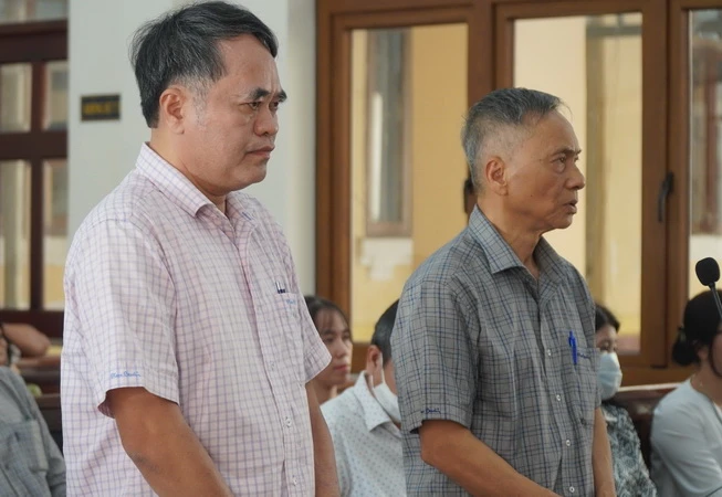 Hai bị cáo Trần Quốc Tuấn (bên phải) và Võ Khắc Hiển tại phiên tòa.