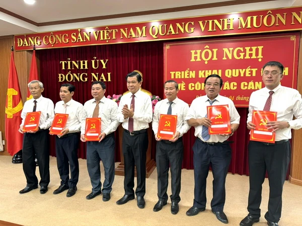 Bí thư Tỉnh ủy Đồng Nai Nguyễn Hồng Lĩnh trao các quyết định về công tác cán bộ.