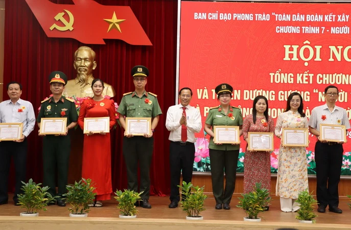 Trưởng Ban Tuyên giáo Tỉnh ủy Đồng Nai Phạm Xuân Hà trao khen cho các tập thể.