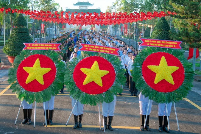 Các đại biểu viếng Nghĩa trang liệt sĩ tỉnh Đồng Nai nhân kỷ niệm 79 năm Ngày thành lập Quân đội nhân dân Việt Nam.