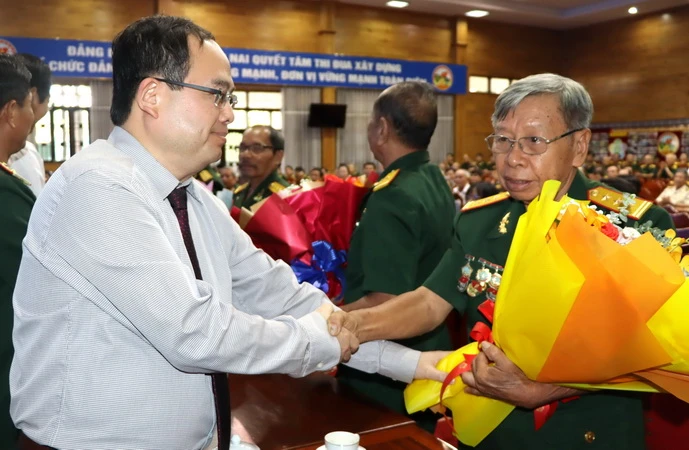 Phó Bí thư Tỉnh ủy, Trưởng Đoàn đại biểu Quốc hội tỉnh Đồng Nai Quản Minh Cường tặng hoa Anh hùng lực lượng vũ trang nhân dân tại buổi họp mặt.