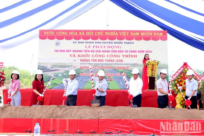 Quyền Chủ tịch Ủy ban nhân dân tỉnh Đồng Nai Võ Tấn Đức (thứ 5 từ trái qua) và lãnh đạo huyện Nhơn Trạch thực hiện nghi thức khởi công.