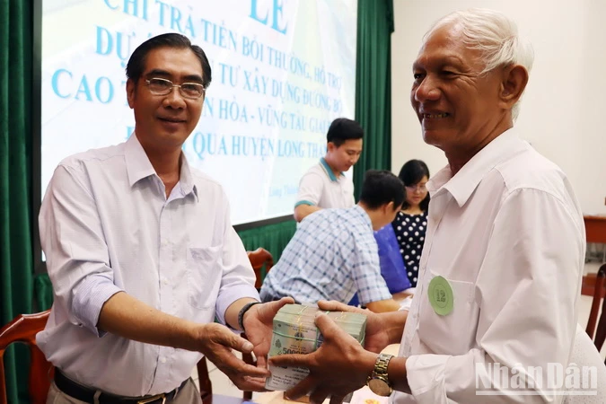 Một người dân nhận tiền bồi thường, hỗ trợ dự án cao tốc Biên Hòa - Vũng Tàu.