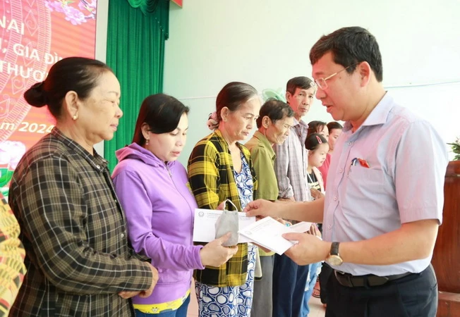 Đồng chí Vũ Hải Hà trao quà Tết cho người dân có hoàn cảnh khó khăn ở huyện Tân Phú, tỉnh Đồng Nai. 