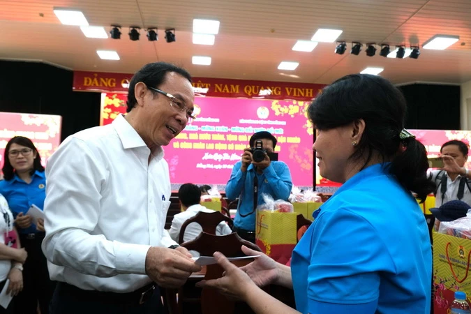 Bí thư Thành ủy Thành phố Hồ Chí Minh Nguyễn Văn Nên tặng quà Tết cho công nhân ở Đồng Nai.
