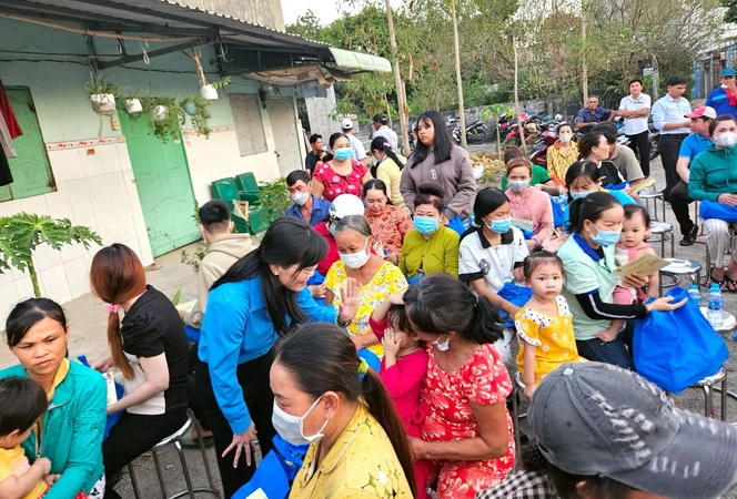 Lãnh đạo Liên đoàn Lao động tỉnh Đồng Nai đến khu nhà trọ tặng quà Tết và động viên công nhân tại phường Tân Hạnh, thành phố Biên Hòa. 