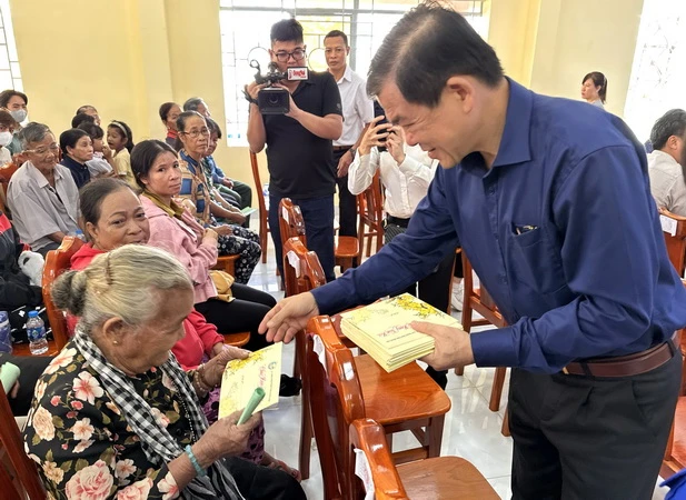 Bí thư Tỉnh ủy Đồng Nai Nguyễn Hồng Lĩnh trao quà Tết cho người dân.