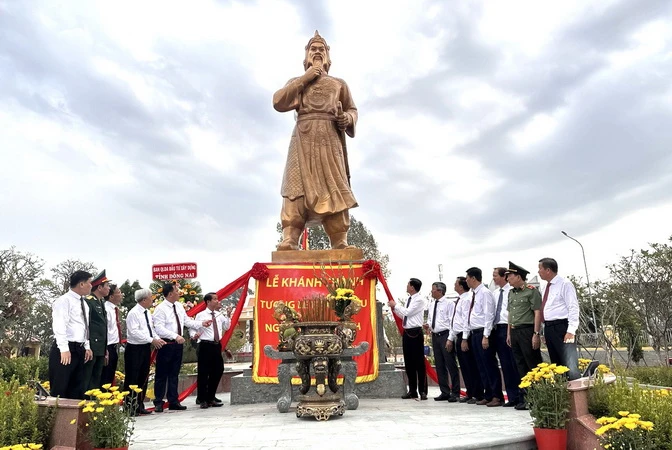 Các đại biểu thực hiện nghi thức khánh thành tượng Lễ Thành hầu Nguyễn Hữu Cảnh. 