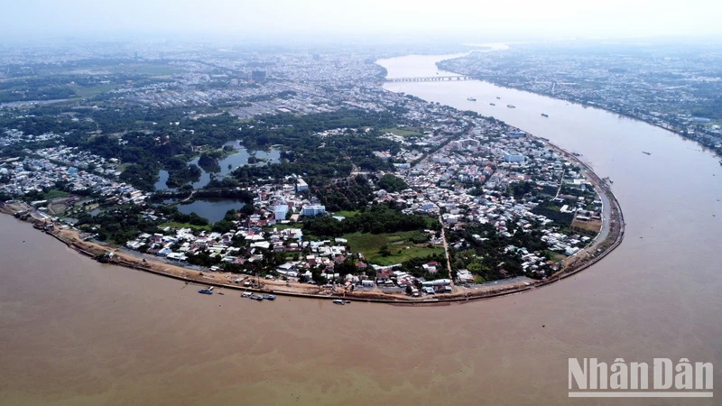 Tuyến kè, đường ven sông Đồng Nai có tổng chiều dài 5,2km được đầu tư với tổng kinh phí gần 2.000 tỷ đồng từ nguồn ngân sách. 