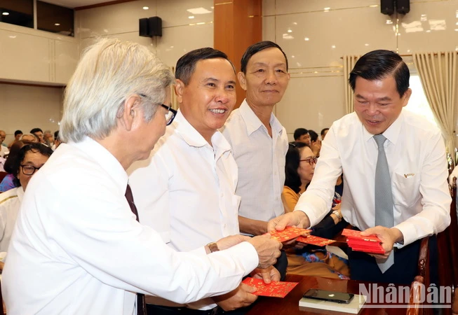 Bí thư Tỉnh ủy Đồng Nai Nguyễn Hồng Lĩnh lì xì đầu Xuân cho các đại biểu tại buổi họp mặt.