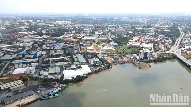 Khu công nghiệp Biên Hòa 1 nhìn từ sông Đồng Nai.