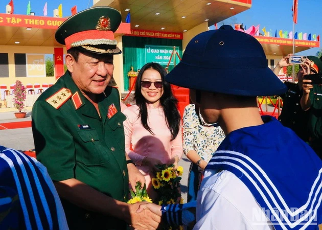Thượng tướng Võ Minh Lương động viên chiến sĩ lên đường làm nhiệm vụ bảo vệ Tổ quốc tại điểm giao, nhận quân huyện Nhơn Trạch.