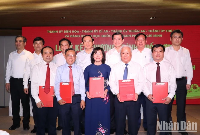Đồng chí Nguyễn Văn Nên cùng các đại biểu tại Lễ ký kết. 