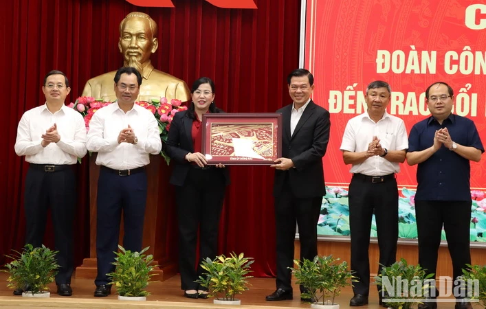 Lãnh đạo tỉnh Đồng Nai tặng quà lưu niệm cho lãnh đạo tỉnh Thái Nguyên.