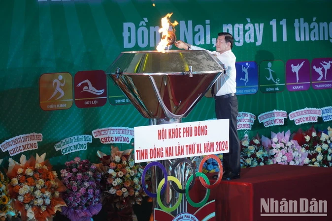 Bí thư Tỉnh ủy Đồng Nai Nguyễn Hồng Lĩnh thực hiện nghi thức đốt đuốc khai mạc Hội khỏe Phù Đổng. 