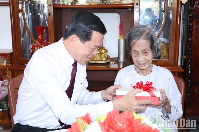 Bí thư Tỉnh ủy Đồng Nai Nguyễn Hồng Lĩnh trao quà tặng cụ Trịnh Thị Khơng.