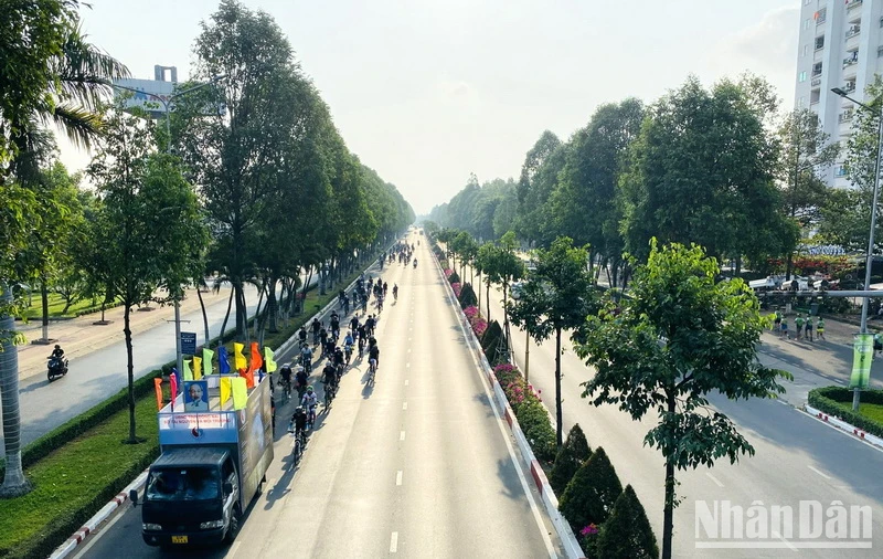 Đoàn viên Sở Tài nguyên và Môi trường Đồng Nai đạp xe hưởng ứng Chiến dịch Giờ Trái đất 2024 qua đường Nguyễn Ái Quốc, thành phố Biên Hòa.