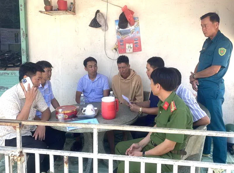 Các ngành, đoàn thể huyện Thống Nhất đến chia buồn, hỗ trợ gia đình nạn nhân.