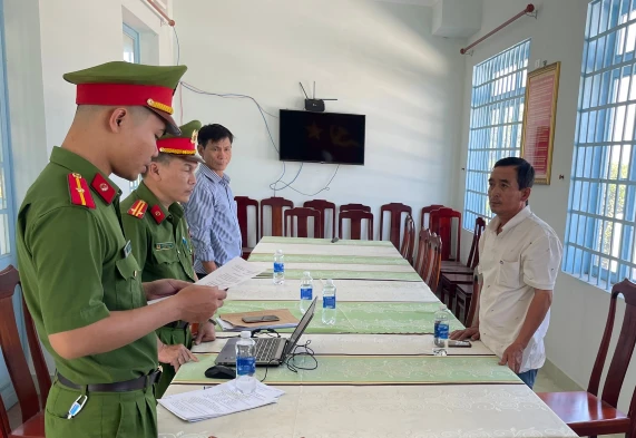 Cơ quan điều tra tống đạt quyết định khởi tố, bắt tạm giam Nguyễn Minh Phúc.