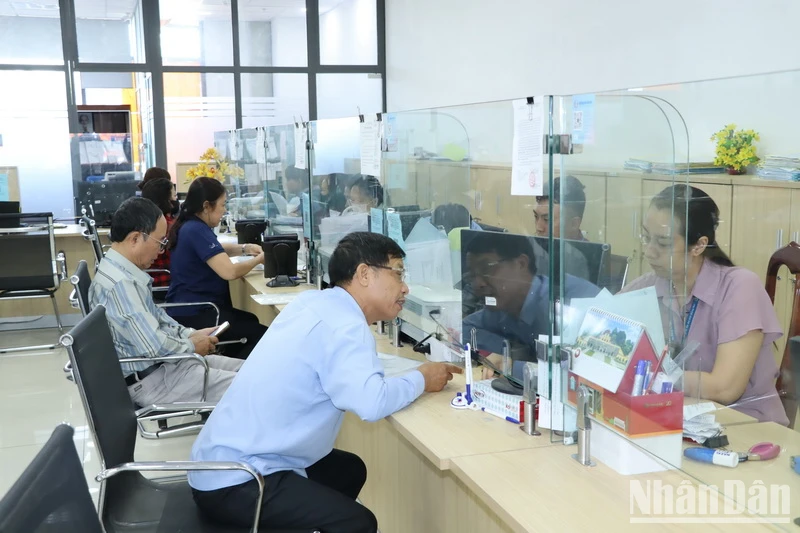 Người dân đến làm thủ tục hành chính tại Trung tâm hành chính công thành phố Biên Hòa.