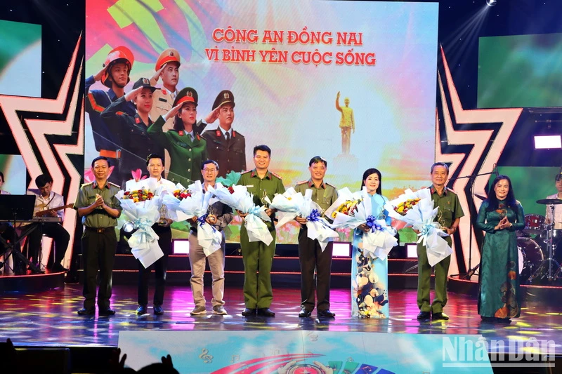 Lãnh đạo Ban Tuyên giáo Tỉnh ủy và Công an tỉnh Đồng Nai tặng hoa các khách mời tham gia giao lưu.