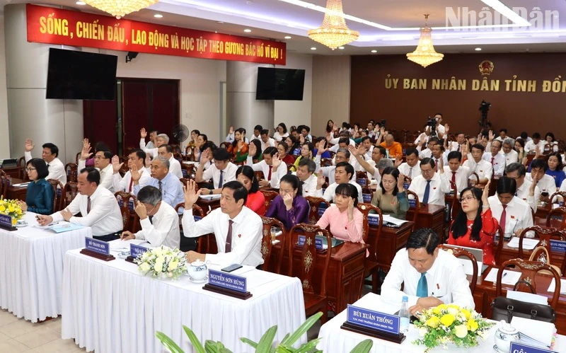 Các đại biểu Hội đồng nhân dân tỉnh Đồng Nai biểu quyết thông qua Nghị quyết tại kỳ họp.