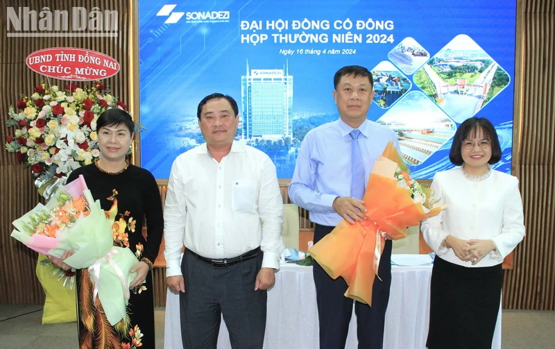 Lãnh đạo Sở Nội vụ và Sở Tài chính Đồng Nai chúc mừng bà Đỗ Thị Thu Hằng (bên trái) và ông Trương Đình Hiệp (thứ hai từ phải qua).