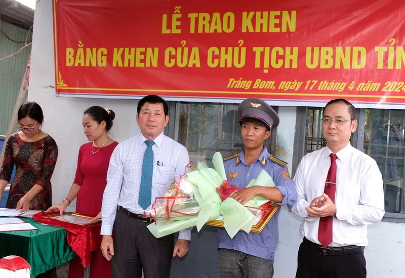 Lãnh đạo Sở Nội vụ và Ban Thi đua-Khen thưởng tỉnh Đồng Nai trao Bằng khen cho anh Trịnh Dũng.