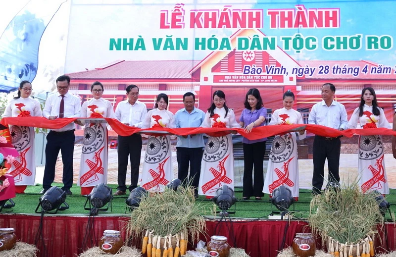 Đại diện lãnh đạo Ban Dân tộc tỉnh Đồng Nai và thành phố Long Khánh cắt băng khánh thành Nhà văn hóa dân tộc Chơ Ro tại phường Bảo Vinh.