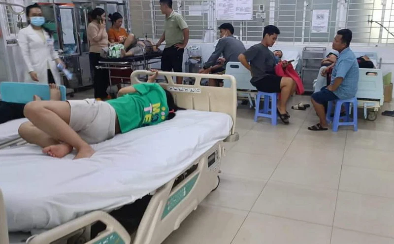 Người dân nhập viện nghi bị ngộ độc do ăn bánh mì ở thành phố Long Khánh.