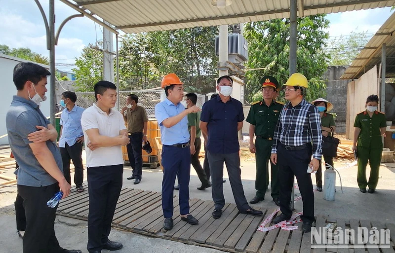 Quyền Chủ tịch Ủy ban nhân dân tỉnh Đồng Nai Võ Tấn Đức và Thiếu tướng Nguyễn Sỹ Quang, Giám đốc Công an tỉnh chỉ đạo khắc phục hậu quả vụ nổ.