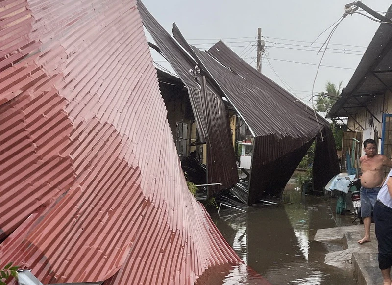 Mưa lớn kèm gió giật mạnh khiến 17 căn nhà ở xã Long Hưng, thành phố Biên Hòa bị tốc mái.