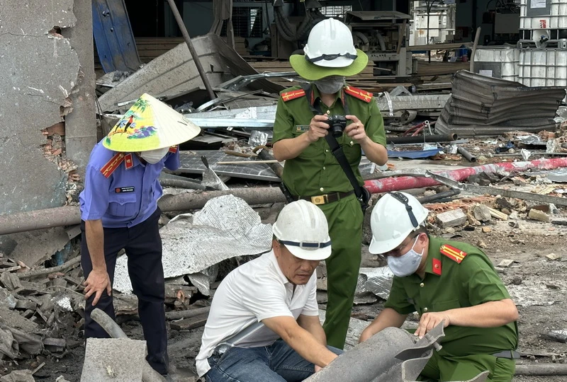Lực lượng Cơ quan điều tra phối hợp Viện Kiểm sát nhân dân tỉnh Đồng Nai khám nghiệm hiện trường vụ nổ.