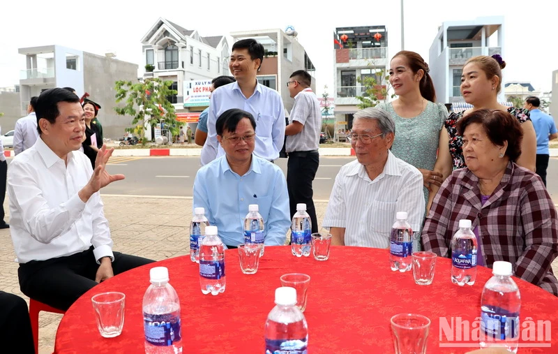 Bí thư Tỉnh ủy Đồng Nai Nguyễn Hồng Lĩnh (bên trái) tìm hiểu đời sống của người dân Khu tái định cư Lộc An-Bình Sơn.