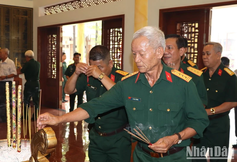 Các đại biểu thăm hương tại Nhà truyền thống thờ Chủ tịch Hồ Chí Minh và anh hùng liệt sĩ hy sinh cho quá trình đấu tranh giành độc lập của dân tộc. 