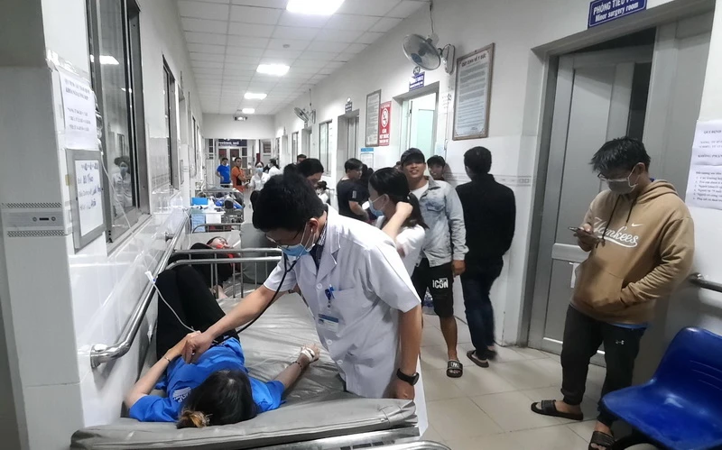 Trung tâm Y tế huyện Trảng Bom huy động nhiều y, bác sĩ, thiết bị để điều trị cho công nhân nghi bị ngộ độc thực phẩm sau bữa ăn chiều.