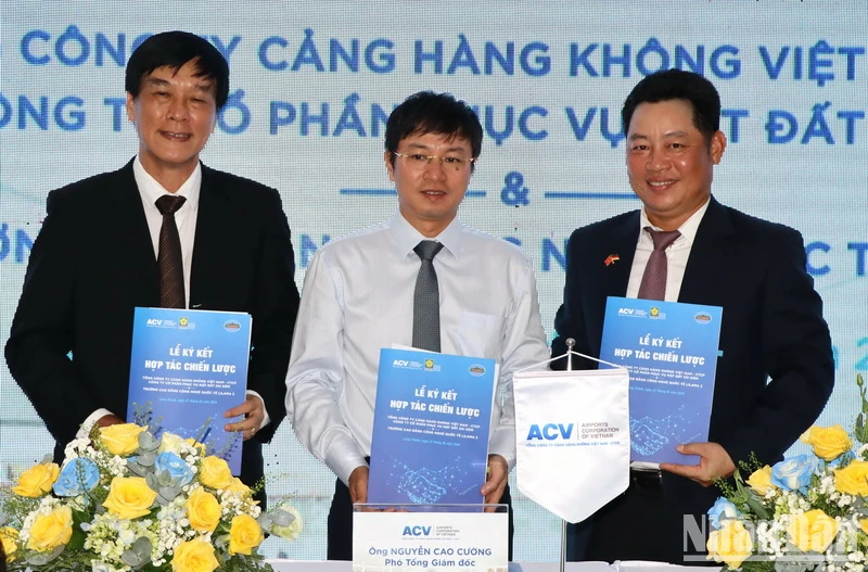 Đại diện lãnh đạo Tổng công ty Cảng hàng không Việt Nam, Công ty cổ phần phục vụ mặt đất Sài Gòn và Trường cao đẳng công nghệ quốc tế Lilama 2 ký kết thỏa thuận hợp tác chiến lược.