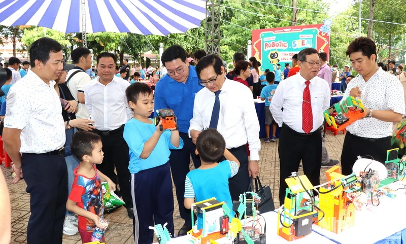 Phó Chủ tịch Ủy ban nhân dân tỉnh Đồng Nai Nguyễn Sơn Hùng với các em thiếu nhi đến vui chơi tại Công viên Biên Hùng tại lễ khai mạc hè.