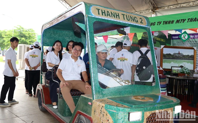 Mô hình xe được tái chế từ rác thải trưng bày tại Tuần lễ Đồng Nai xanh.