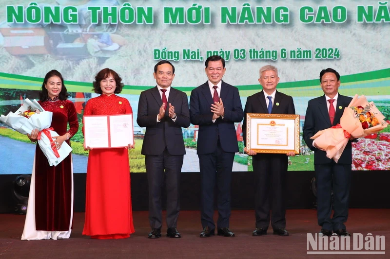 Phó Thủ tướng Trần Lưu Quang và Bí thư Tỉnh ủy Đồng Nai Nguyễn Hồng Lĩnh trao danh hiệu huyện nông thôn mới nâng cao, tặng hoa chúc mừng lãnh đạo huyện Xuân Lộc.