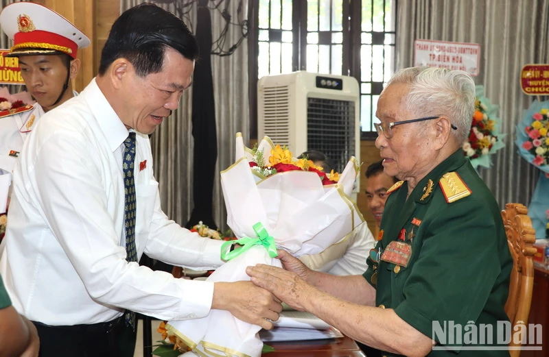 Bí thư Tỉnh ủy Đồng Nai Nguyễn Hồng Lĩnh tặng hoa Anh hùng lực lượng vũ trang nhân dân.
