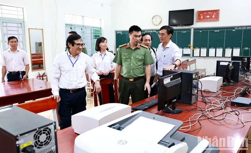 Phó Chủ tịch Ủy ban nhân dân tỉnh Đồng Nai Nguyễn Sơn Hùng kiểm tra công tác chuẩn bị kỳ thi tại một điểm thi ở thành phố Biên Hòa.