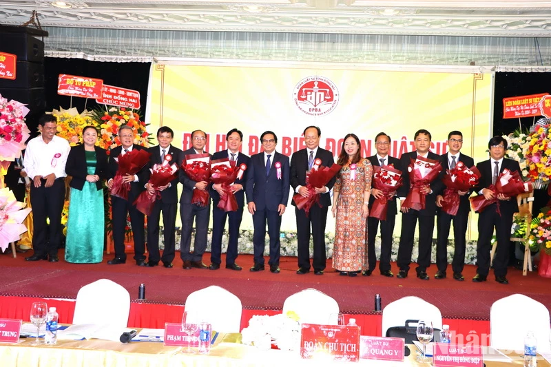 Lãnh đạo tỉnh Đồng Nai chúc mừng Ban Chủ nhiệm Đoàn Luật sư tỉnh Đồng Nai khóa IX.